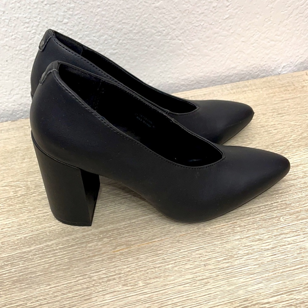 Used Matt & Nat Pumps
Great Condition! - Picture 4 of 9